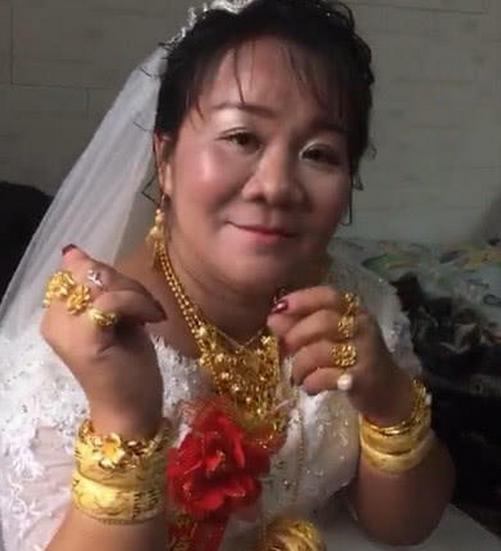 "富婆新娘"结婚走红,瞧到新郎时,看来可以少奋斗三十年