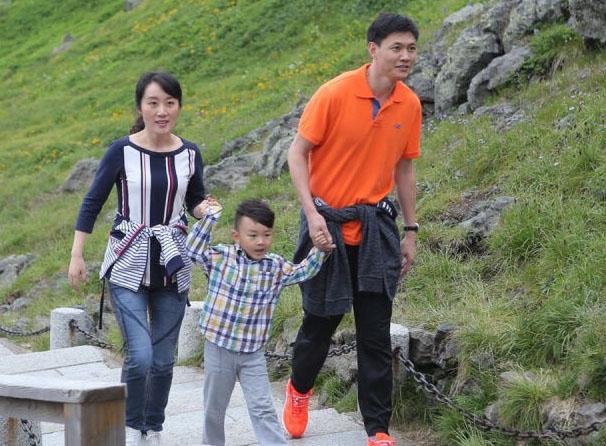 奥运冠军仲满近照:当教练,老婆是大学教师,女儿像妈,儿子像爸