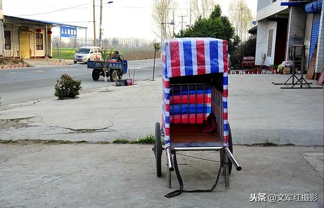 72岁奶奶每天手拉自制"轿车",徒步6公里接送孙子上学