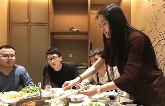 7人吃火锅只吃69元, 吃了3小时, 老板打开包厢: 还有这样的操作?