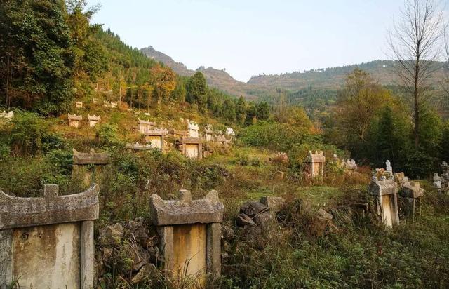 农村俗语宁在坟头过夜不从空屋老宅过啥意思有道理吗