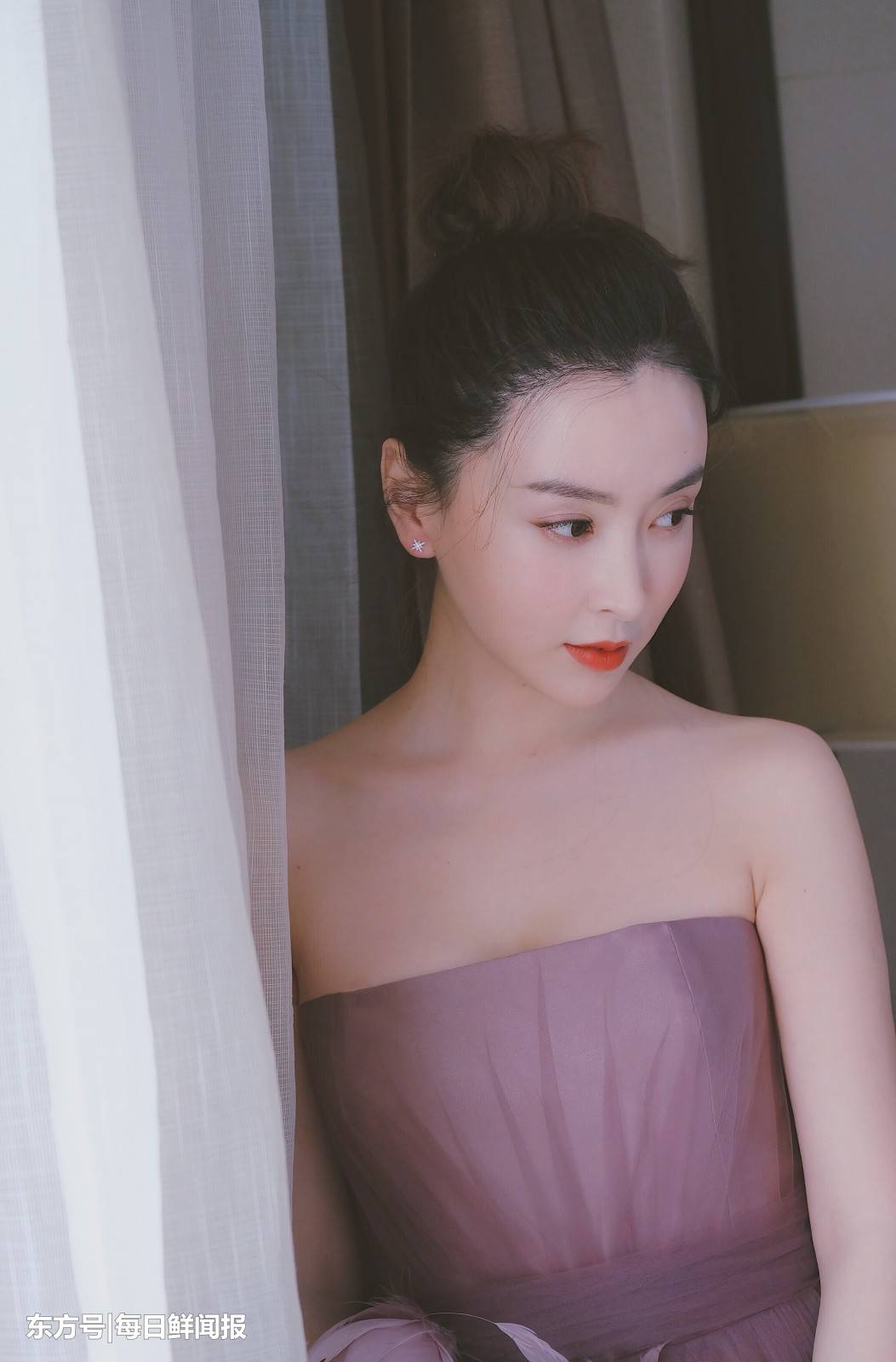 于果儿:大秀美背,极为吸睛; 网友:抹胸纱裙秀美背仙气十足!