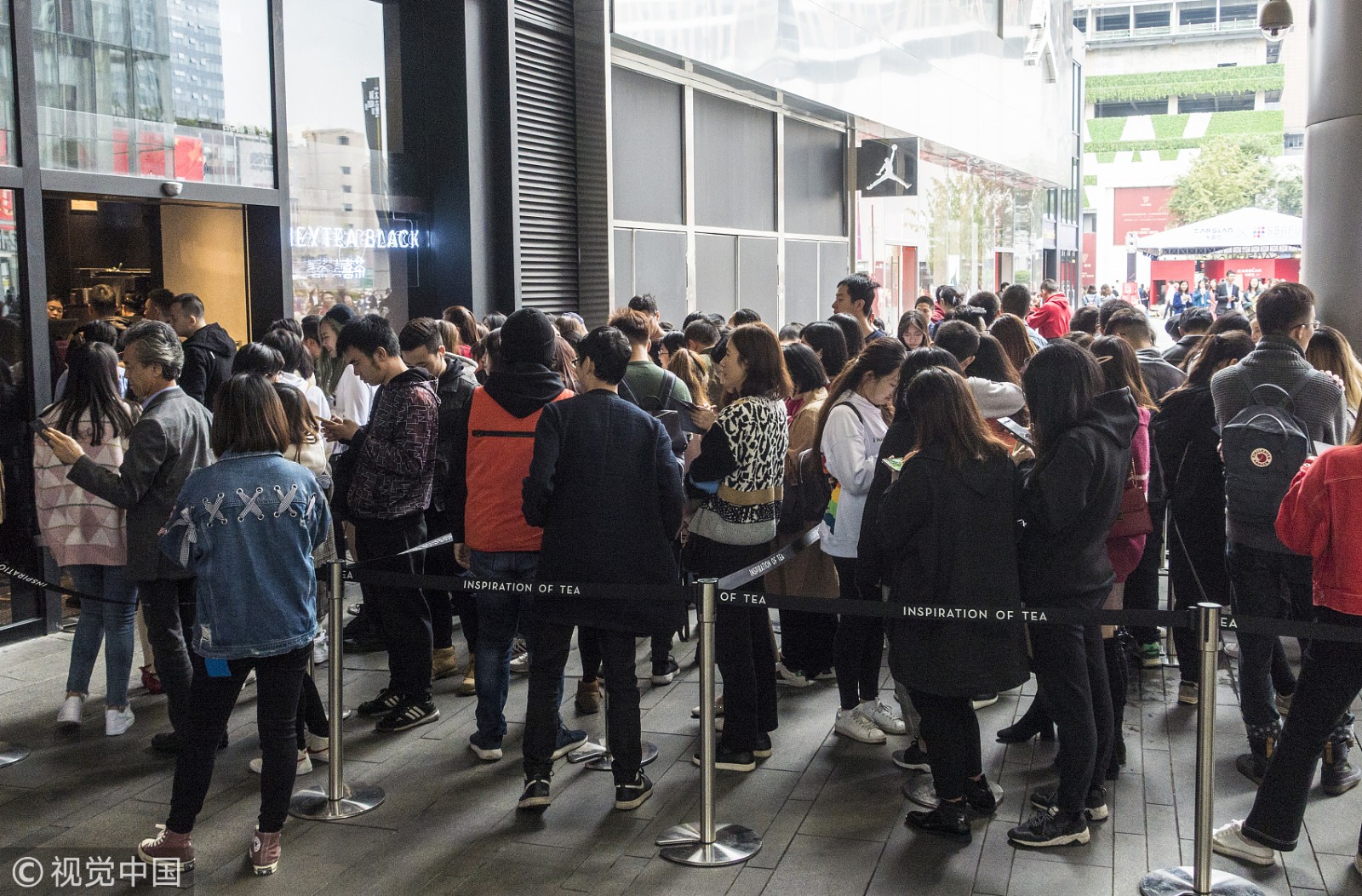 成都网红奶茶店开业排队购买堪比春运