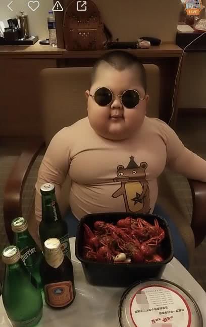 快手一位小男孩走红,看到这位小男孩的照片,网友:心酸!