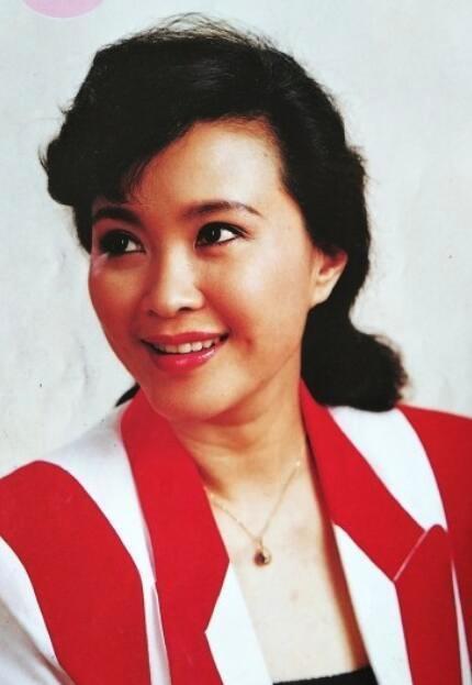 方舒还和妹妹方卉主持过《正大综艺》,和赵忠祥等人一起主持过1986年