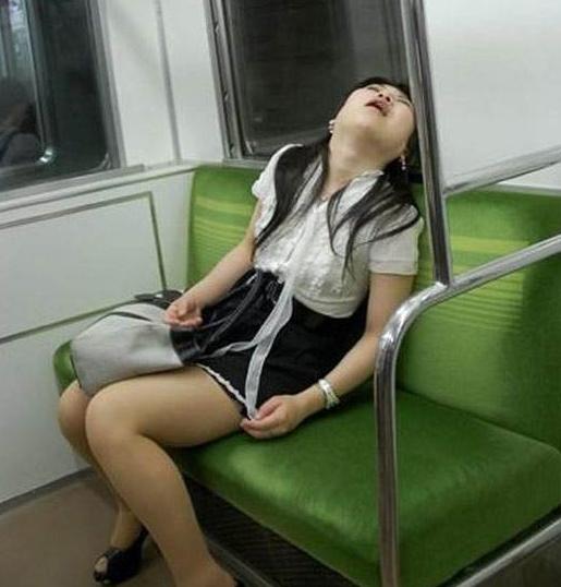 日本地铁实拍:西装革履上班族,在地铁上躺倒就睡,形象全无!|上班族|地