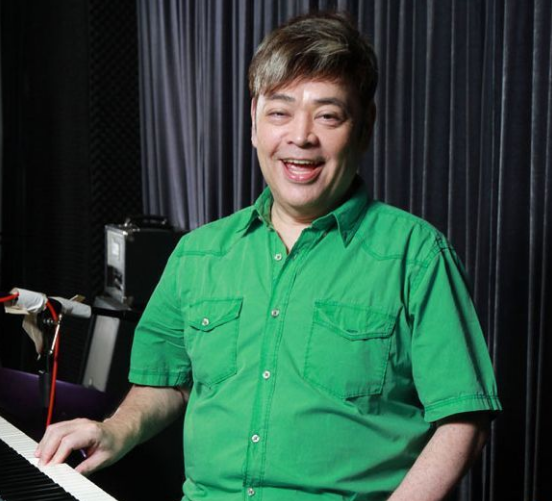 他在华语乐坛闯荡了40年,与多位大咖都有合作,65岁却无妻无|张伟文