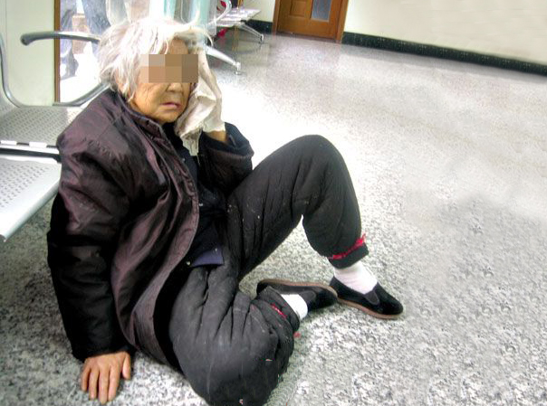 女儿住宿,母亲梦见她小产,醒后担心去探望,推开寝室门,瘫地上