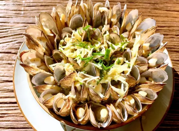 大叔家的海鲜菜:老酒蒸蛏子,肉质肥厚,鲜甜美味,家人爱吃!