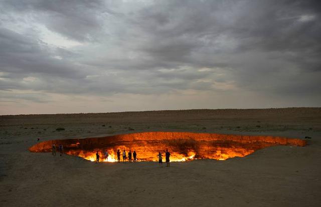 真实的"地狱之门",是被人点燃的天然气洞穴,燃烧至今将有50年