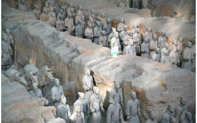 你知道秦始皇兵马俑两排俑之间的土堆为什么不挖掘，它有什么用？