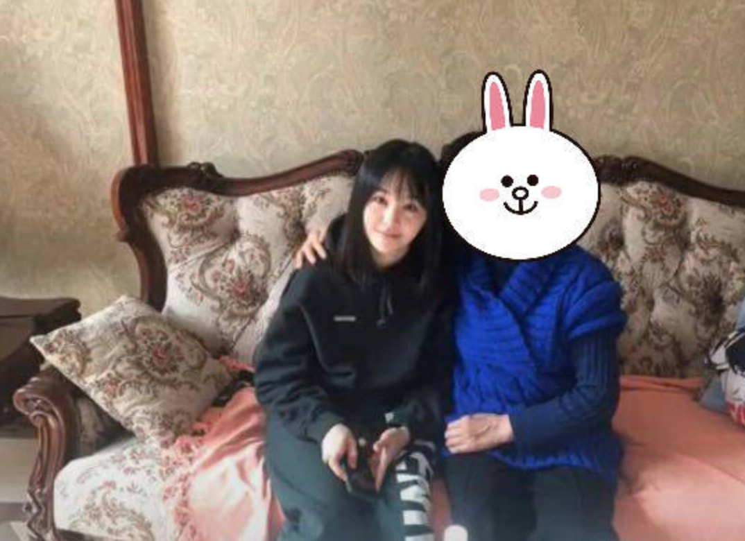 郑爽过年走亲戚,脸上长肉好可爱,和家人合照调皮做鬼脸