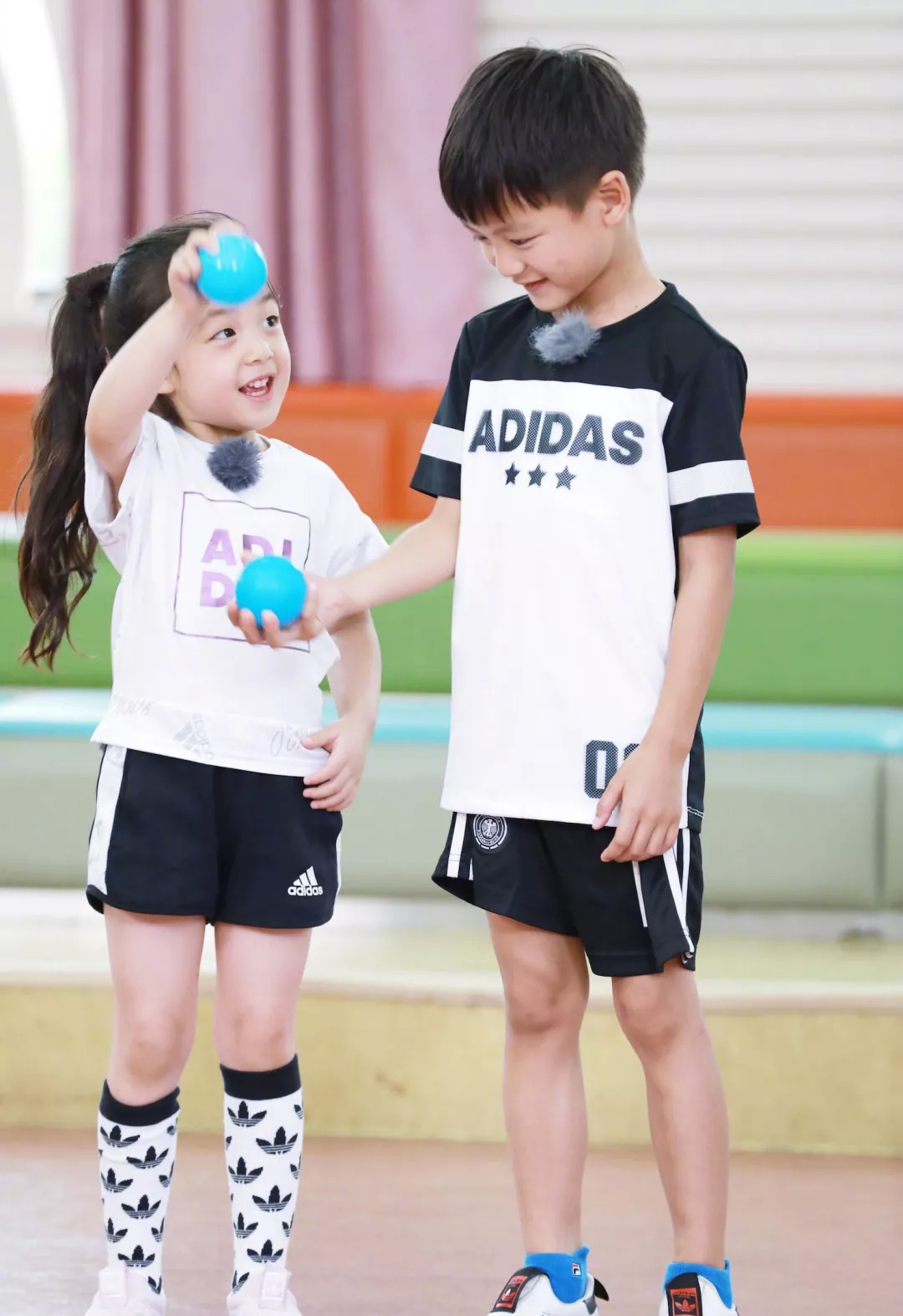 jasper小泡芙 小亮仔小泡芙同框甜爆 大明湖畔亲她的嗯哼小天使在哪里