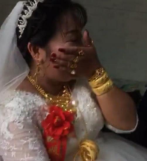 "富婆新娘"结婚走红,瞧到新郎时,看来可以少奋斗三十年