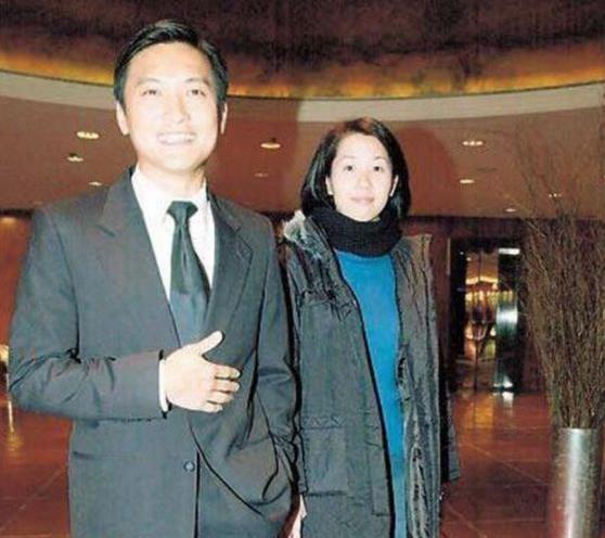 不知道大家知不知道陈锦鸿这个人,是1967年出生的,香港的一个男演员