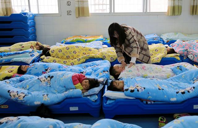 幼儿园午休男孩女孩混睡老师偶然发了一张图妈妈立马冲到学校