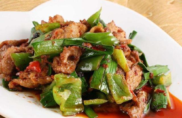 生爆盐煎肉,肉片鲜嫩,颜色深红,干香酥嫩,味道鲜美,开胃下饭