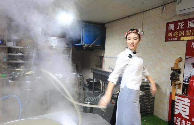 成都古镇出个甩面仙子,面容姣好,网友:吃面第二,冲人去的|拉面|成都