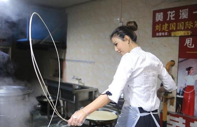 成都古镇出个甩面仙子,面容姣好,网友:吃面第二,冲人去的