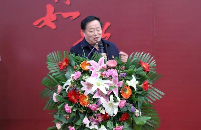 肖喜庆致词最后由原洛阳市人民政府市长 刘典立宣布画展开幕特别声明