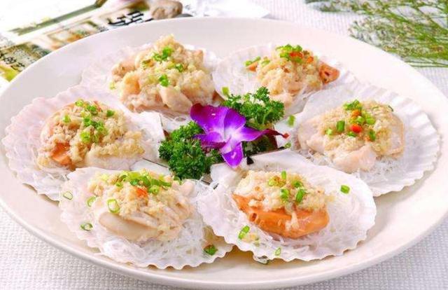 蒜蓉粉丝蒸扇贝是广东经典菜肴,属于粤式海鲜蒸菜,营养十分丰富