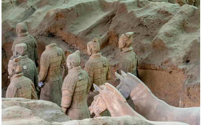 你知道秦始皇兵马俑两排俑之间的土堆为什么不挖掘，它有什么用？