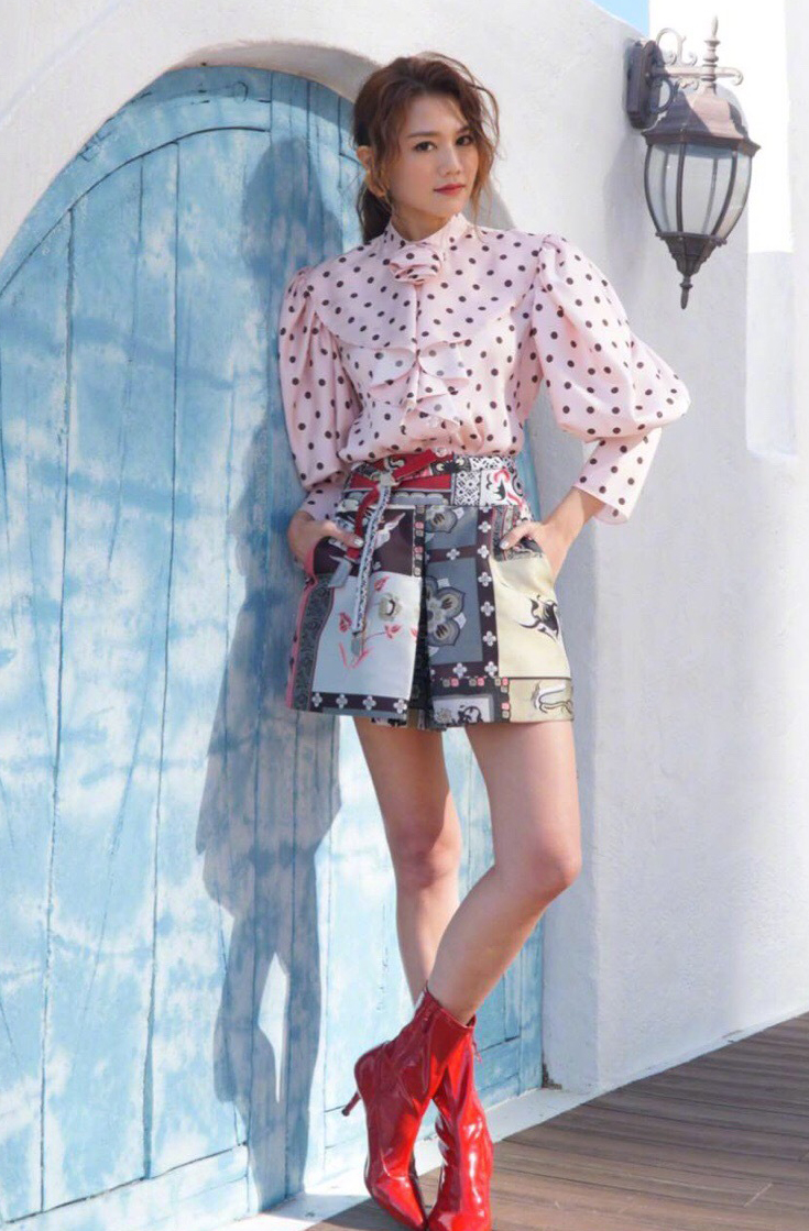 性感女神周秀娜,身高170cm,身材高挑,傲人事业线黄金比例身材