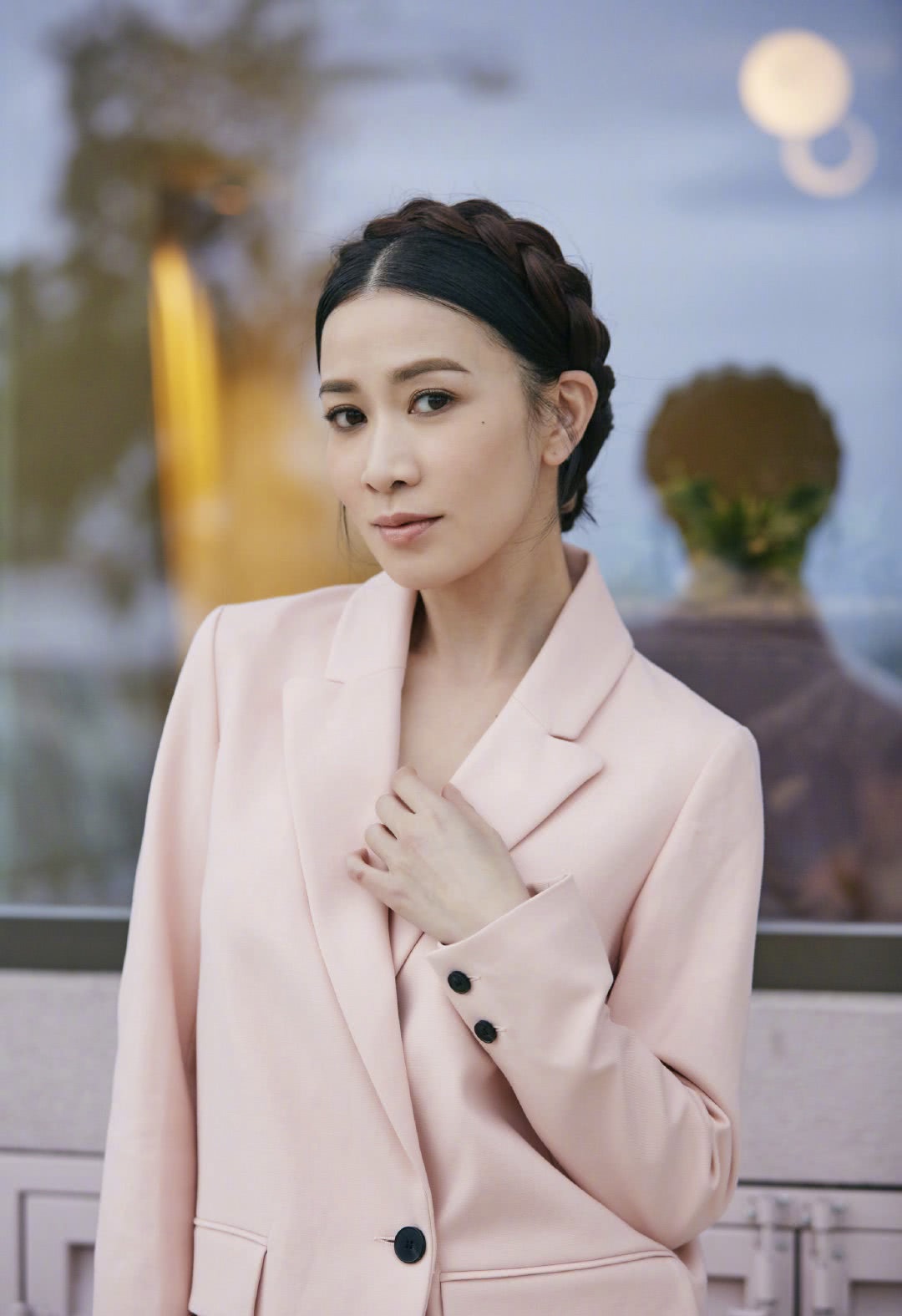 44岁佘诗曼新造型亮相,齐刘海配旗袍,网友:大气中国美!