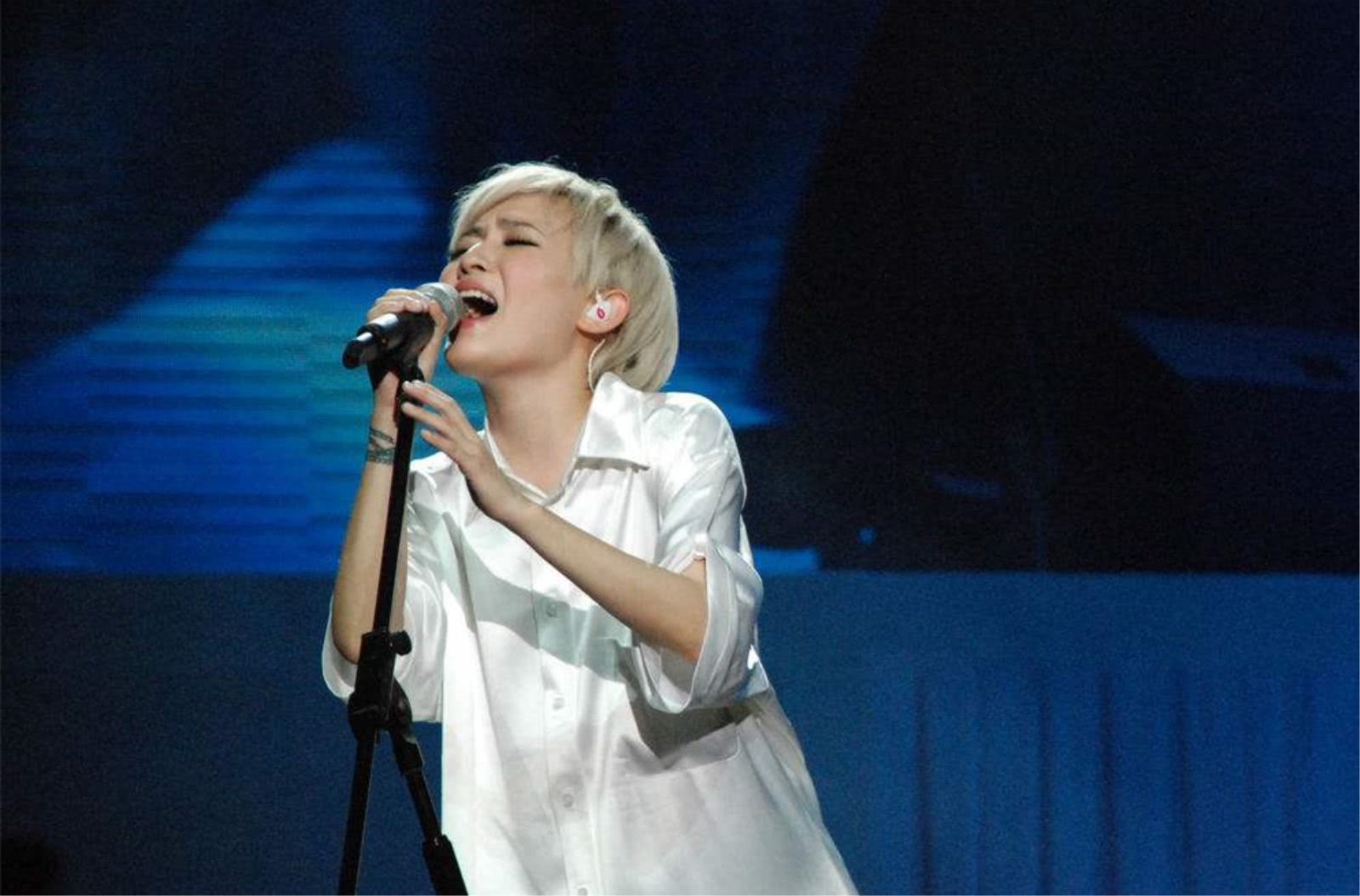 现如今提到范晓萱的话,可能很多人会想起她穿着皮衣皮裤,带着超大的