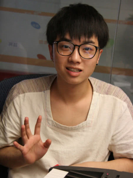 华晨宇说他是武音校草,一开始还不信,看到"大学青涩照"打脸了