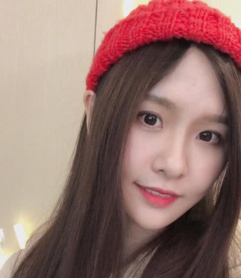 斗鱼人气女神阿冷参加线下活动携手苏宁与粉丝一起跨年