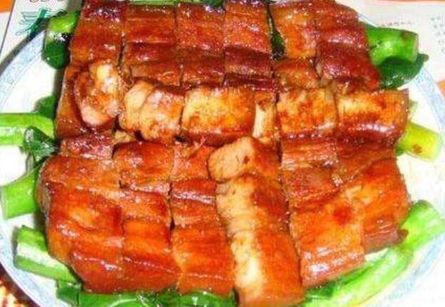 卤五花肉,肥而不腻,入口软烂鲜香,而且香气四溢,诱人口水直流