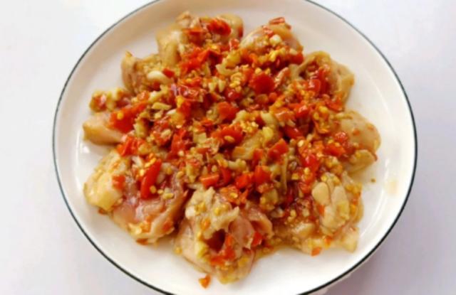 剁椒蒸鸡腿:剁椒的鲜辣渗透到软嫩的鸡腿肉中,层次丰富无敌下饭