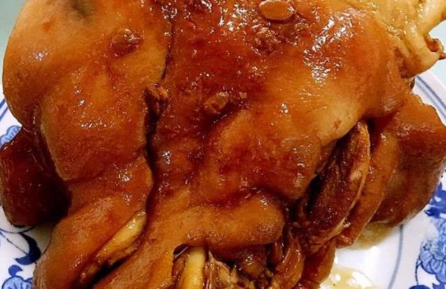 九,酱汁肘子1,猪肘子收拾干净2,在热水里炒一遍,放到卤锅里煮,卤锅里