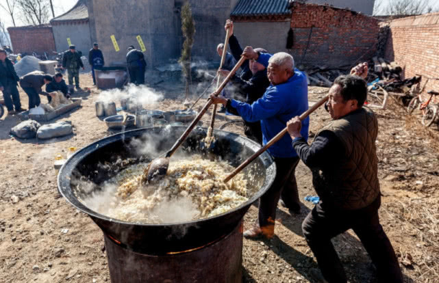 三口大铁锅同时煮出2000碗汤面条,2000人同时食用