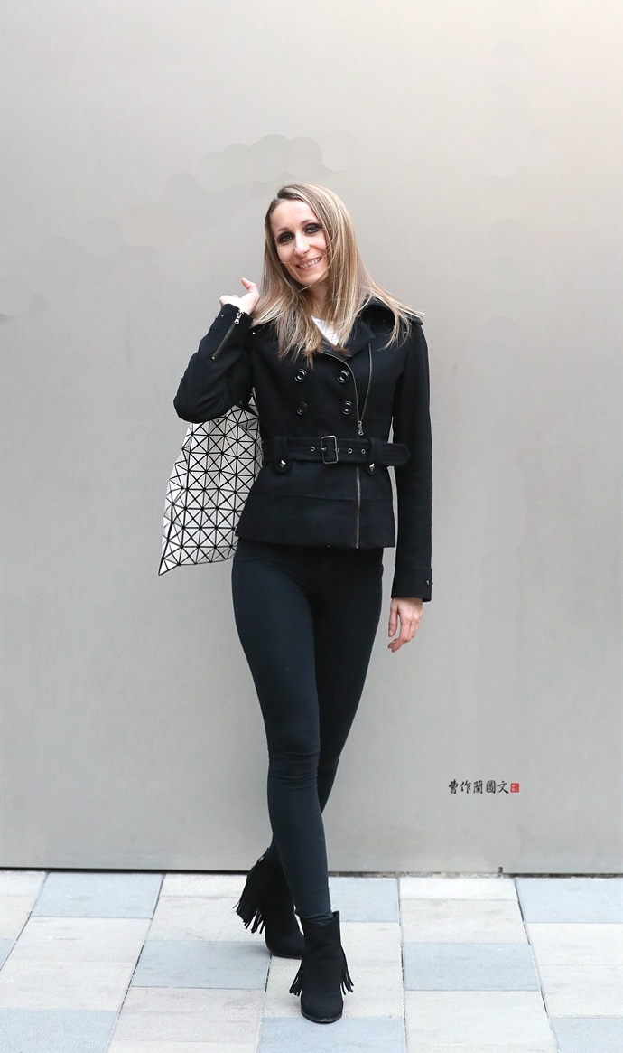 街拍:把一身黑穿出高级感的美女