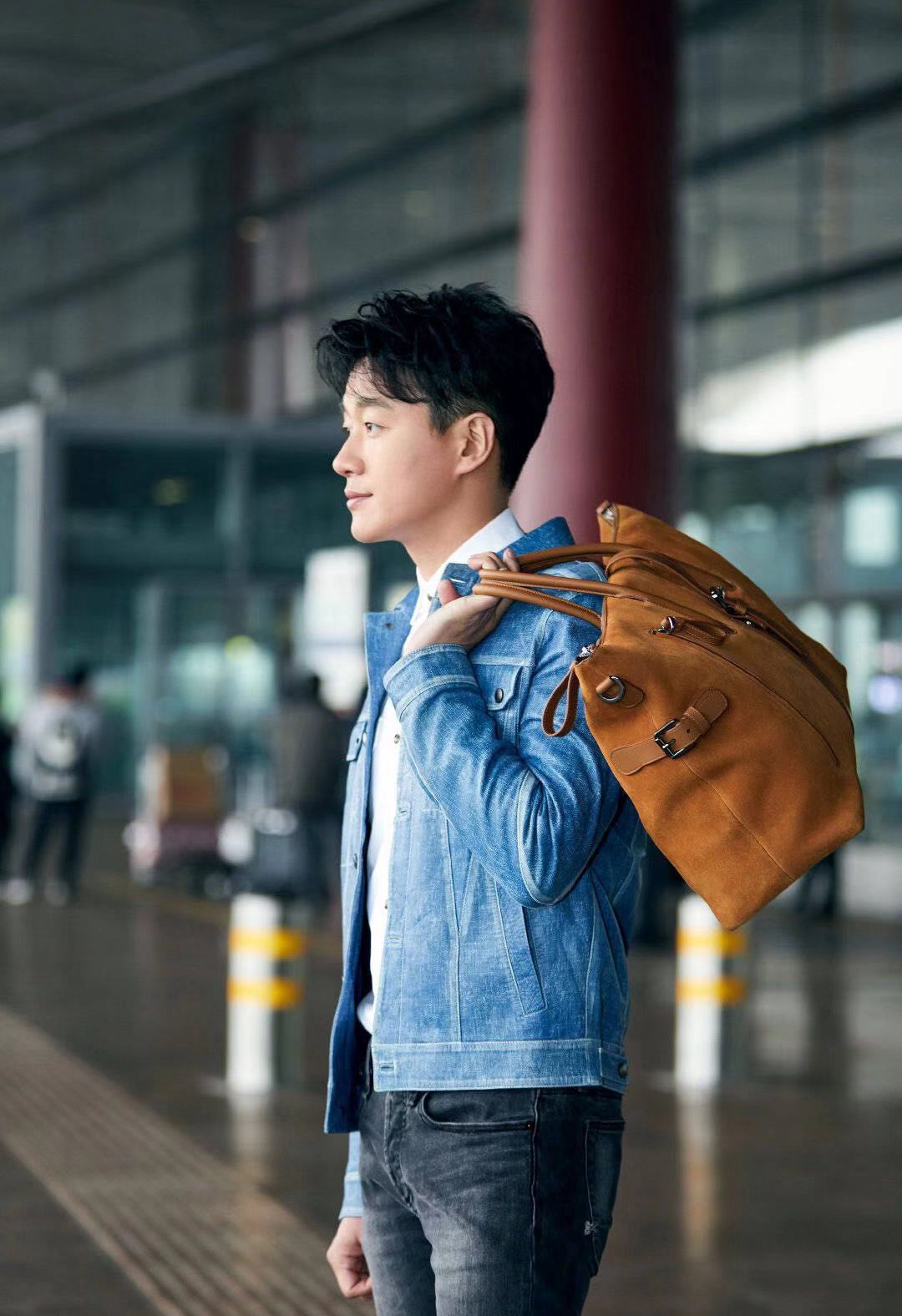 佟大为启程米兰时装周,穿一身牛仔装帅气有型,哪里来的小鲜肉?