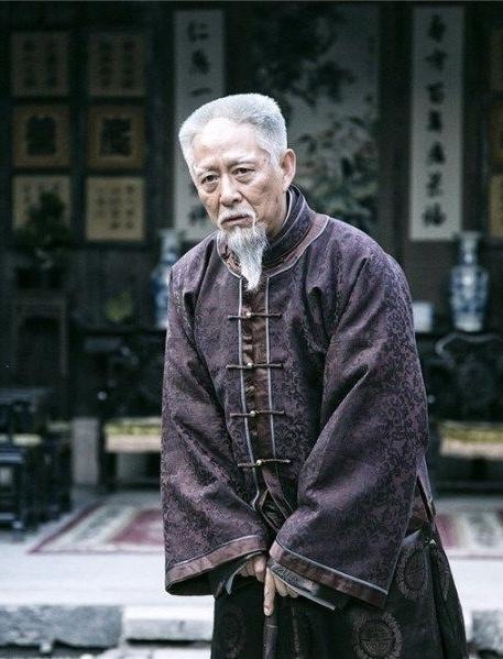 他是《欢乐颂》的导演,还扮演剧中曲妖精的父亲,亲儿子扮演了他