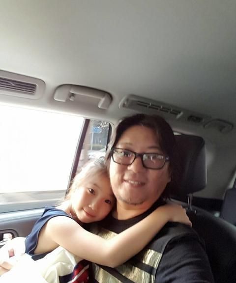 高晓松前妻夕又米收到18朵白玫瑰,网友的留言亮了