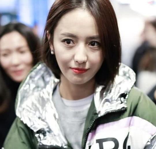 34岁佟丽娅现身机场,未修图的她是这个模样,瞬间暴露颜值差距