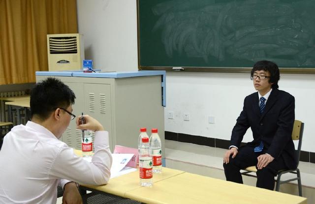 面试官老板同学同一天结婚你去谁家小伙冷回4个字