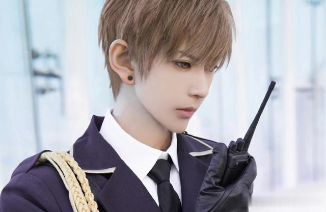 熊祁穿西装打领带,网友:这是我见过穿西装最帅的女孩!