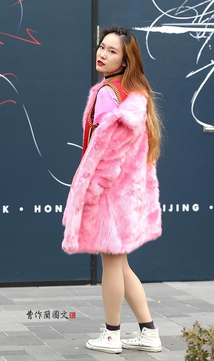 街拍穿嫩粉色衣装的美女好娇媚