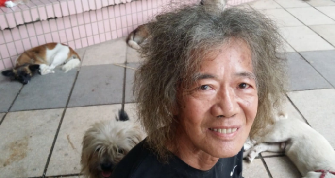 曾挥霍20年的香港富二代,现流浪街头吃剩饭,只剩一只狗相伴