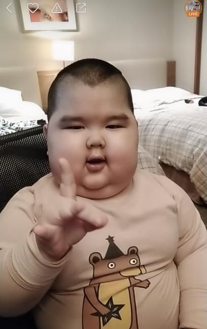 快手一位小男孩走红,看到这位小男孩的照片,网友:心酸!
