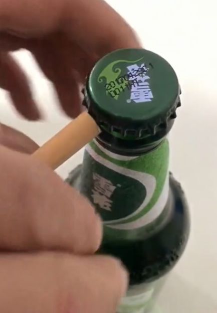 女子表演香烟开啤酒,众人嘲笑,接下来的画面众人闭嘴啦