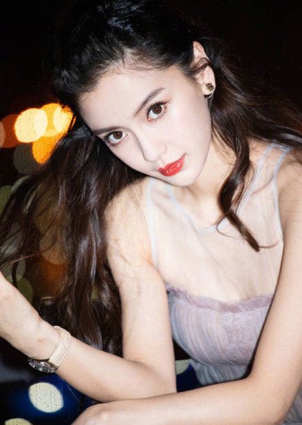 angelababy大胆尝试"狗啃"刘海,新造型对比以往你怎么看?