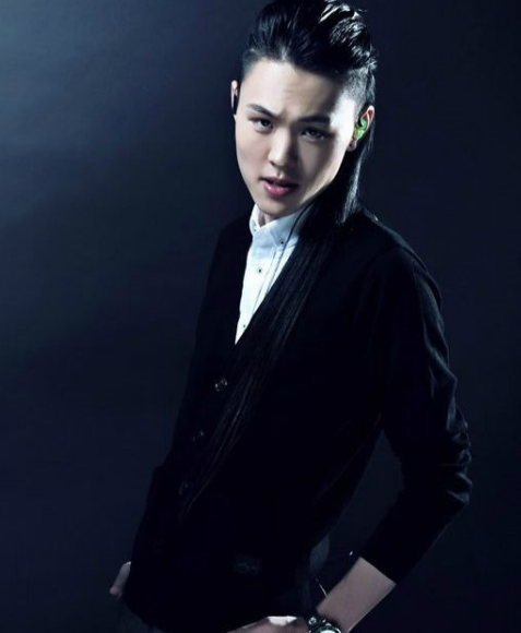 30岁张玮一家生活近照: 歌手老婆漂亮身材好, 女儿长相成谜