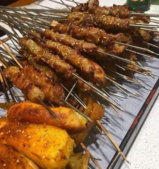 在我国不同地区的烧烤在食材上也会有所不同,相识最正宗的新疆大串