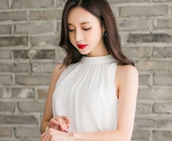 吊带露肩修身小姐姐,搭配鱼尾形小短裙,真是独出心裁